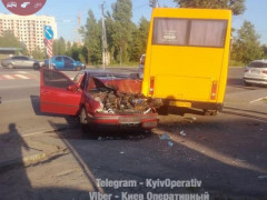 Під Києвом п’яний водій іномарки в’їхав у маршрутку (ФОТО)