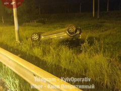 Заснув за кермом: на Новообухівській трасі сталася ДТП із перекиданням авто
