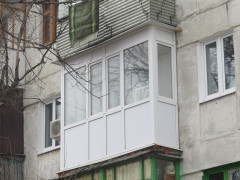 У Вишгороді з балкона випав чоловік