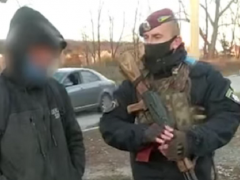 На Сході поліцейські Київщини спіймали наркомана з канабісом у шкарпетці (ВІДЕО)