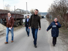Під Києвом міністр інфрастуктури Омельян один день попрацював листоношою (ФОТО)