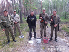 У зоні ЧАЕС затримали чоловіків, які займалися збором радіоактивної чорниці (ФОТО) 