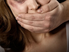У Білій Церкві чоловіки викрали 51-річну жінку та по черзі ґвалтували її