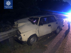 На Київщині водій "Жигулів" врізався у відбійник (ФОТО)