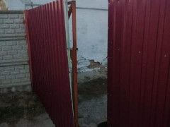 Зламали ворота: у селі на Білоцерківщині контролер енергонагляду не дочекався господарів будинку