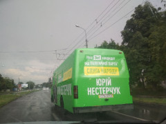 Залишив лише лобове: у Білій Церкві Нестерчук перетворив свої маршрутки на агітаційційні майданчики