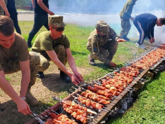 Волонтери з Горенки приготували військовослужбовцям рекордну кількість шашлику