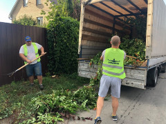 Бориспільські волонтери збирають бур’ян, щоб його не спалювали громадяни