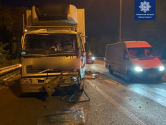 На Київщині вантажівка зіткнулася із автобусом: є постраждалі