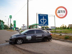 Під Києвом таксист заснув за кермом та врізався у стовп (ФОТО) 
