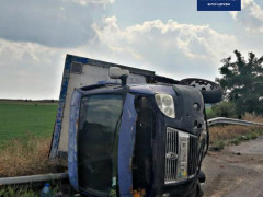 На Київщині через несправність вантажівки водій втратив керування та зіткнувся із бетонним бордюром 