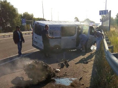 Під Києвом мікроавтобус врізався у відбійник