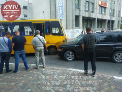 В Обухові джип виїхав на зустрічну смугу та врізався в маршрутку 