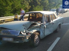 У Київській області на Одеській трасі перекинувся бензовоз (ФОТО) 