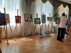 У Дмитрівській громаді до Дня матері відбулася виставка картин