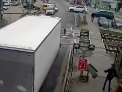На Тарасівському переїзді вантажівка знесла шлагбаум і поїхала далі (ВІДЕО)