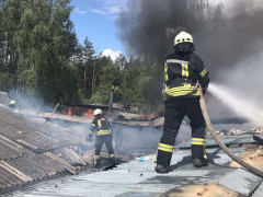На Броварщині вогонь знищив дах меблевої фабрики (ФОТО)