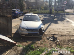 У Бородянці водій "під кайфом" тікав від поліції та врізався у паркан