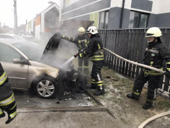 Під столицею спалахнув автомобіль