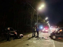 На Гостомельській трасі лоб в лоб зіткнулося дві автівки: є постраждалі (ВІДЕО)