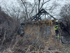 На Бориспільщині рятувальники з палаючого будинку витягли чоловіка