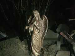У Ворзелі чоловік викинув пам'ятник Героям АТО у смітник  