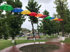 У Яготині алею прикрасили "літаючі" парасольки (ФОТО)