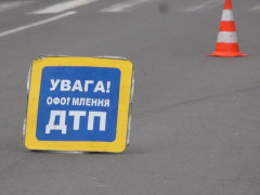 На Київщині водій заснув за кермом та врізався у вантажівку (ВІДЕО)