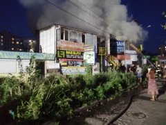 В Обухові 62 вогнеборці посеред дня гасили пожежу в двоповерховому магазині (ФОТО)