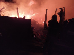 На Макарівщині дотла згоріла господарча будівля