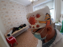Фото дня: лікар мобільної бригади на Київщині з почуттям гумору