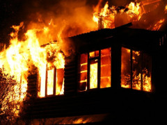 У Гатному 9 пожежників боролись із вогнем