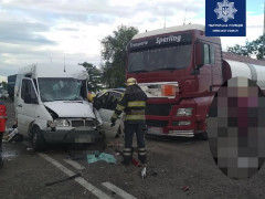 На Київщині вантажівка та маршрутка не поділили дорогу (ФОТО)