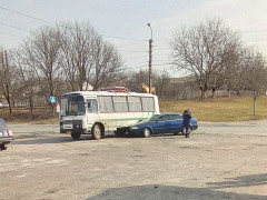 ДТП біля школи у Переяславі: легковик врізався в автобус