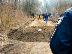 Під Києвом люди бульдозером розчистили собі незаконно перекриту дорогу (ВІДЕО)