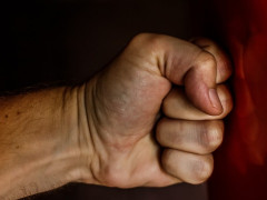 У Переяславі чоловіка невідомі побили на власному подвір’ї
