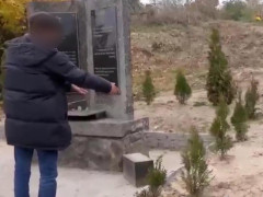 У Василькові розшукали чоловіка, який зламав пам'ятну табличку