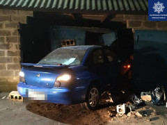 Під Києвом іномарка на швидкості врізалася у гараж: постраждало двоє людей 