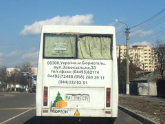 У Борисполі маршрутка перевозила пасажирів без вікон 