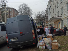 У Фастові водій мікроавтобуса на івано-франківських номерах влаштував біля лікарні ринок (ФОТО)