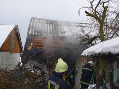 У Бучанському районі відчайдушний чоловік хотів самостійно загасити пожежу