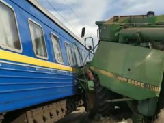 На Київщині зіштовхнулися пасажирський потяг та комбайн (ФОТО)