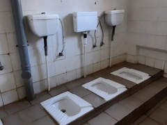 У вишгородській школі діти ходять у туалети без дверей