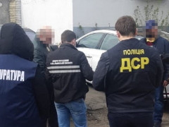 Одного з посадовців Київської ОДА спіймали на хабарі
