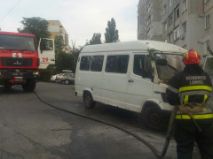 У центрі Василькова спалахнув мікроавтобус (ФОТО)