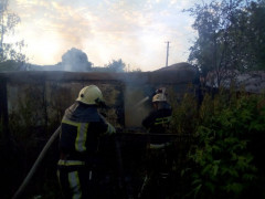 У Білоцерківському районі вщент згорів металевий вагончик