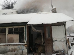 У Броварах жителі винесли бабусю з палаючого будинку
