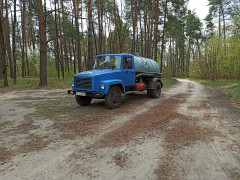 Жителі Фастова спіймали підприємця, який зливав нечистоти у лісі (ФОТО)