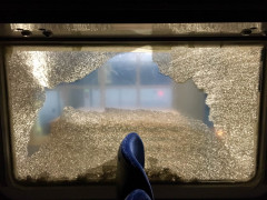 У Фастівському районі вандали закидали камінням поїзд