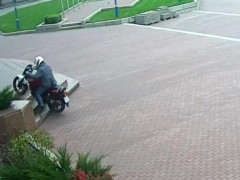 У Білій Церкві з'явився мотоцикліст-відчайдух (ВІДЕО)